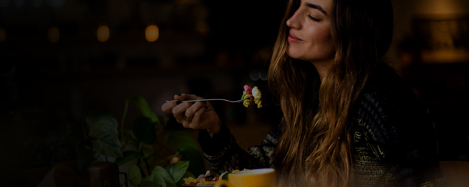 Image d'une femme mangeant dans un restaurant